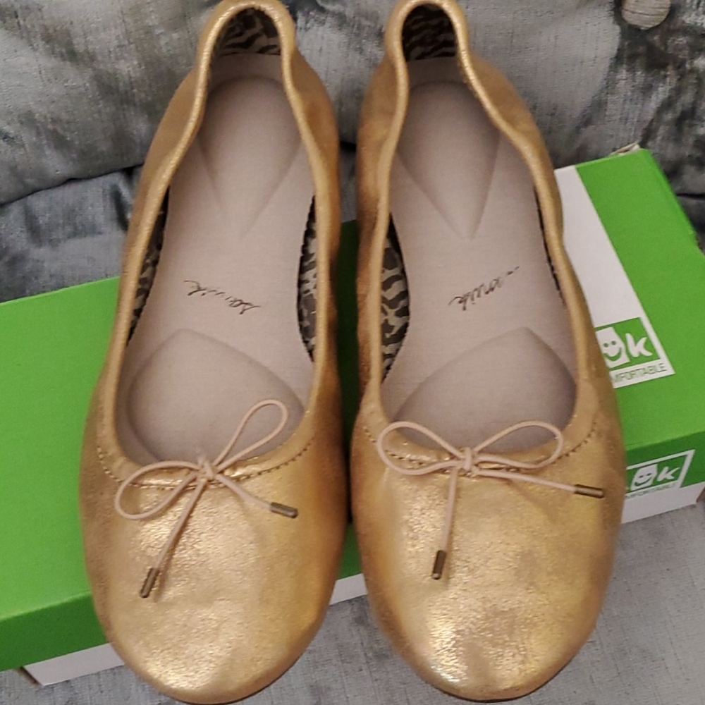 NWT. Sanuk ballet flats.  Gold, Size 7.